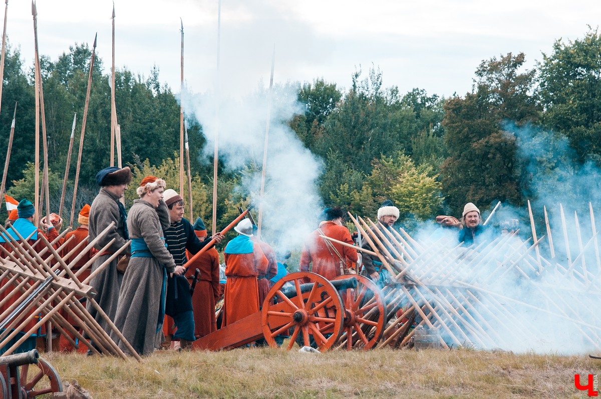 В Гороховце прошел праздник «Поход в историю. Гороховец-1612». В нем приняли участие реконструкторы со всей России. Они устроили имитацию боя с поляками 1612 года.