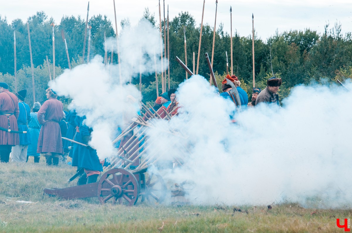 В Гороховце прошел праздник «Поход в историю. Гороховец-1612». В нем приняли участие реконструкторы со всей России. Они устроили имитацию боя с поляками 1612 года.