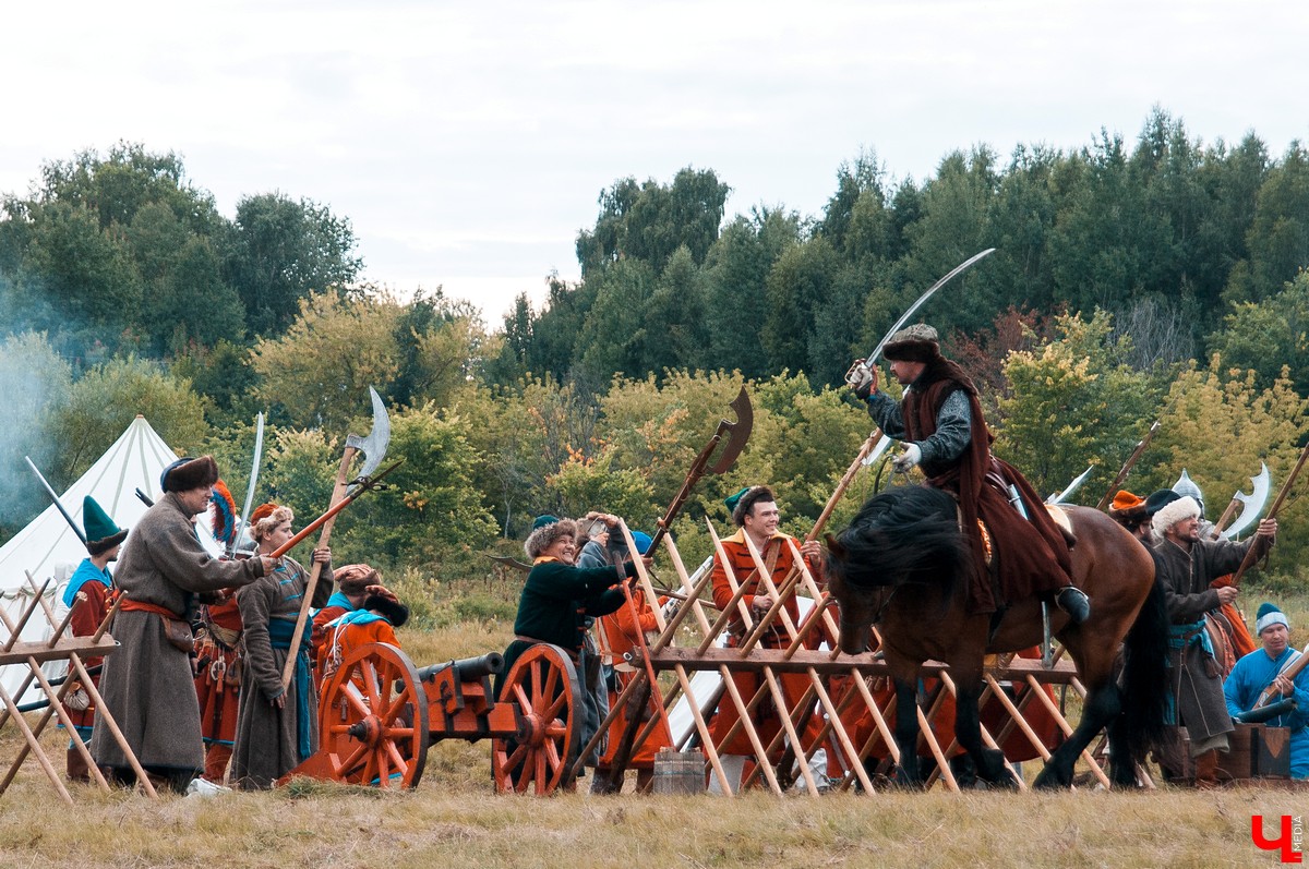 В Гороховце прошел праздник «Поход в историю. Гороховец-1612». В нем приняли участие реконструкторы со всей России. Они устроили имитацию боя с поляками 1612 года.
