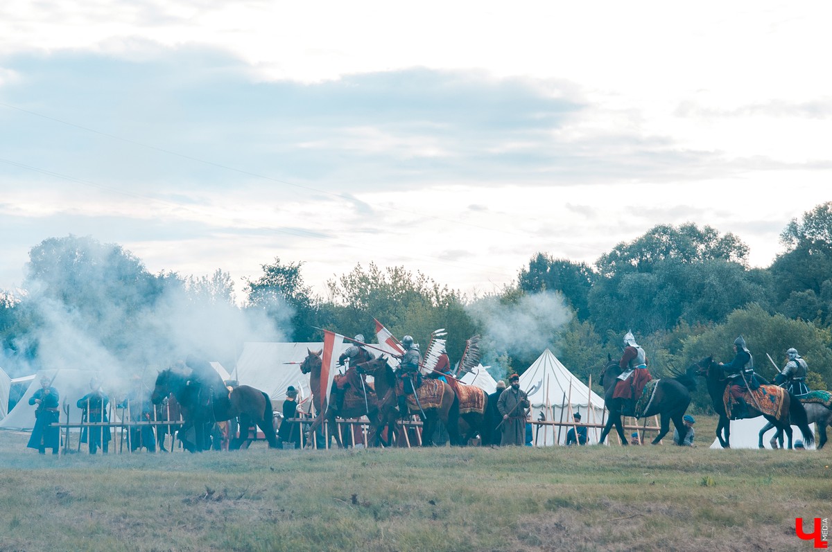 В Гороховце прошел праздник «Поход в историю. Гороховец-1612». В нем приняли участие реконструкторы со всей России. Они устроили имитацию боя с поляками 1612 года.