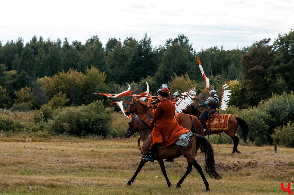 В Гороховце прошел праздник «Поход в историю. Гороховец-1612». В нем приняли участие реконструкторы со всей России. Они устроили имитацию боя с поляками 1612 года.