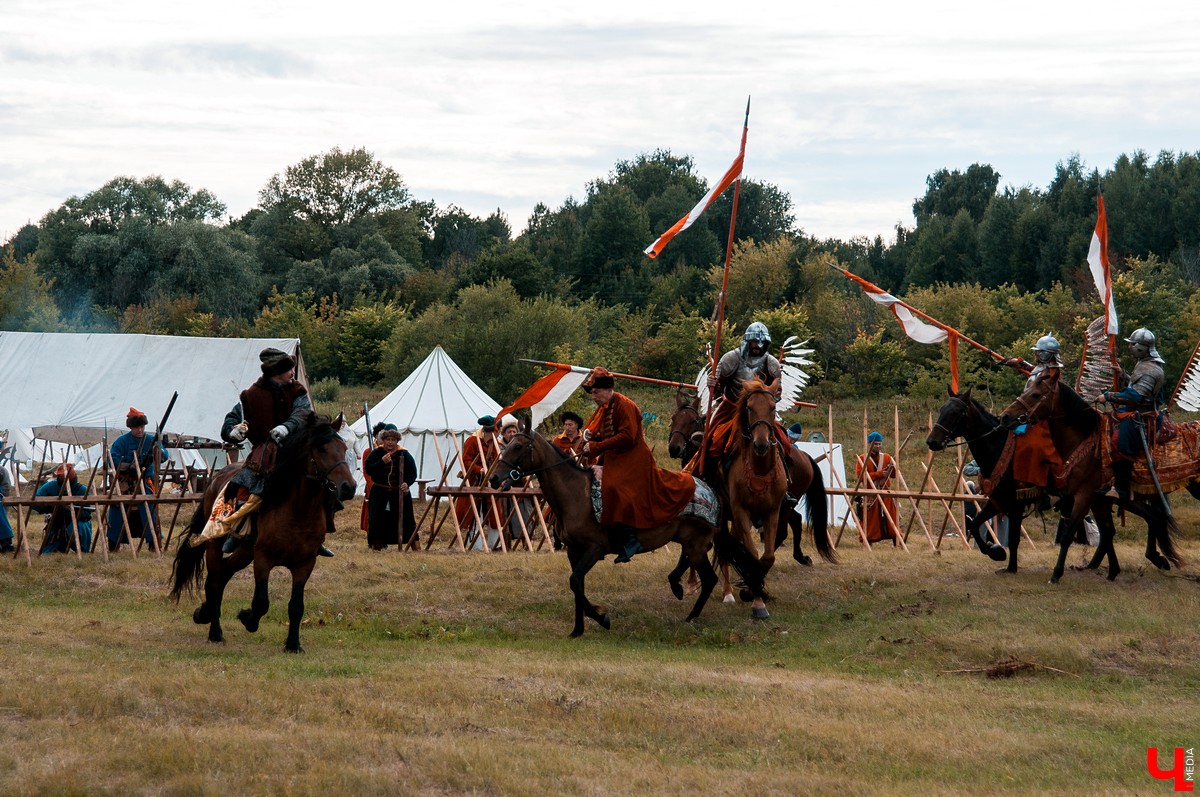 В Гороховце прошел праздник «Поход в историю. Гороховец-1612». В нем приняли участие реконструкторы со всей России. Они устроили имитацию боя с поляками 1612 года.