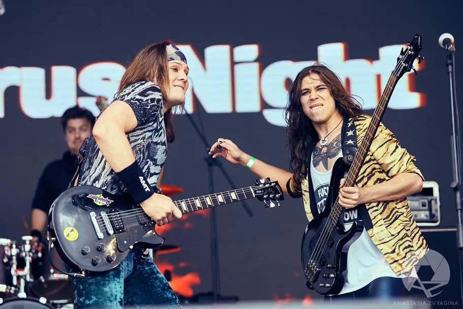 Гламурные рокеры в леопардовых лосинах продолжают свою миссию по зачистке Владимира от мрачной повседневности. 20 июля группа Bosphorus Night вновь организует в нашем городе вечеринку имени себя