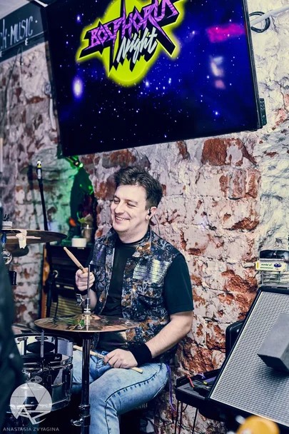 Гламурные рокеры в леопардовых лосинах продолжают свою миссию по зачистке Владимира от мрачной повседневности. 20 июля группа Bosphorus Night вновь организует в нашем городе вечеринку имени себя