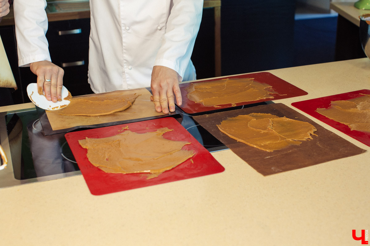 Семья Орловских испекла “Медовик” с владимирским крыжовником и экобананами из Эквадора.