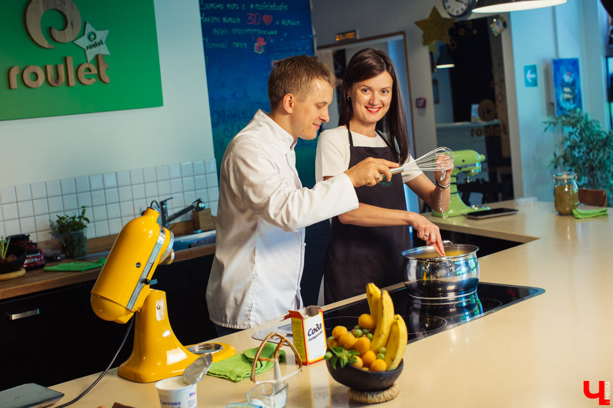 Семья Орловских испекла “Медовик” с владимирским крыжовником и экобананами из Эквадора.