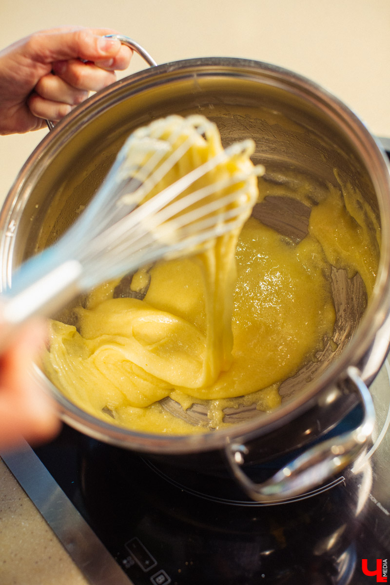 Семья Орловских испекла “Медовик” с владимирским крыжовником и экобананами из Эквадора.