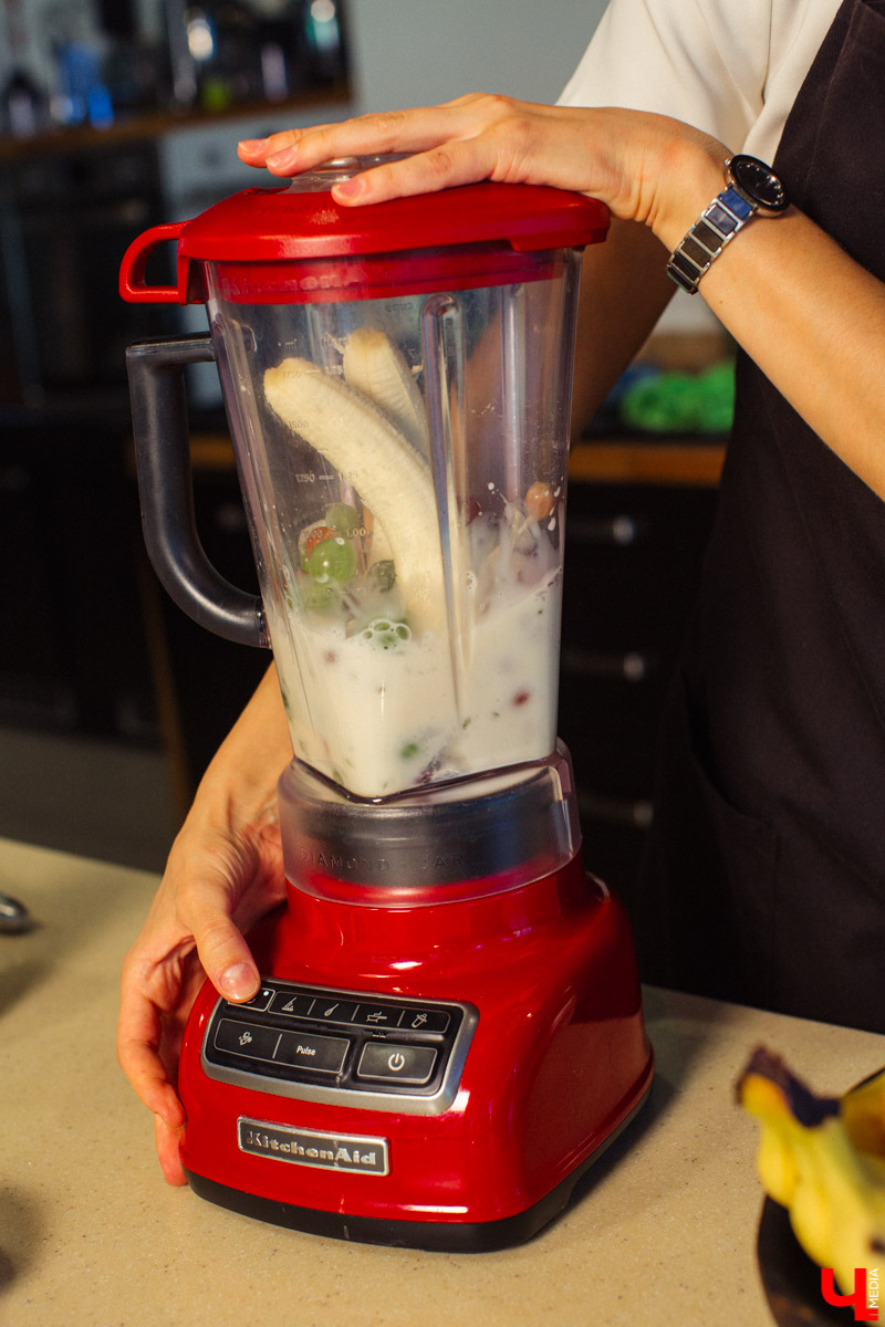 Семья Орловских испекла “Медовик” с владимирским крыжовником и экобананами из Эквадора.