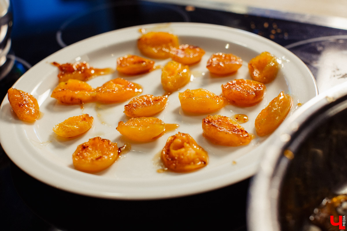 Семья Орловских испекла “Медовик” с владимирским крыжовником и экобананами из Эквадора.