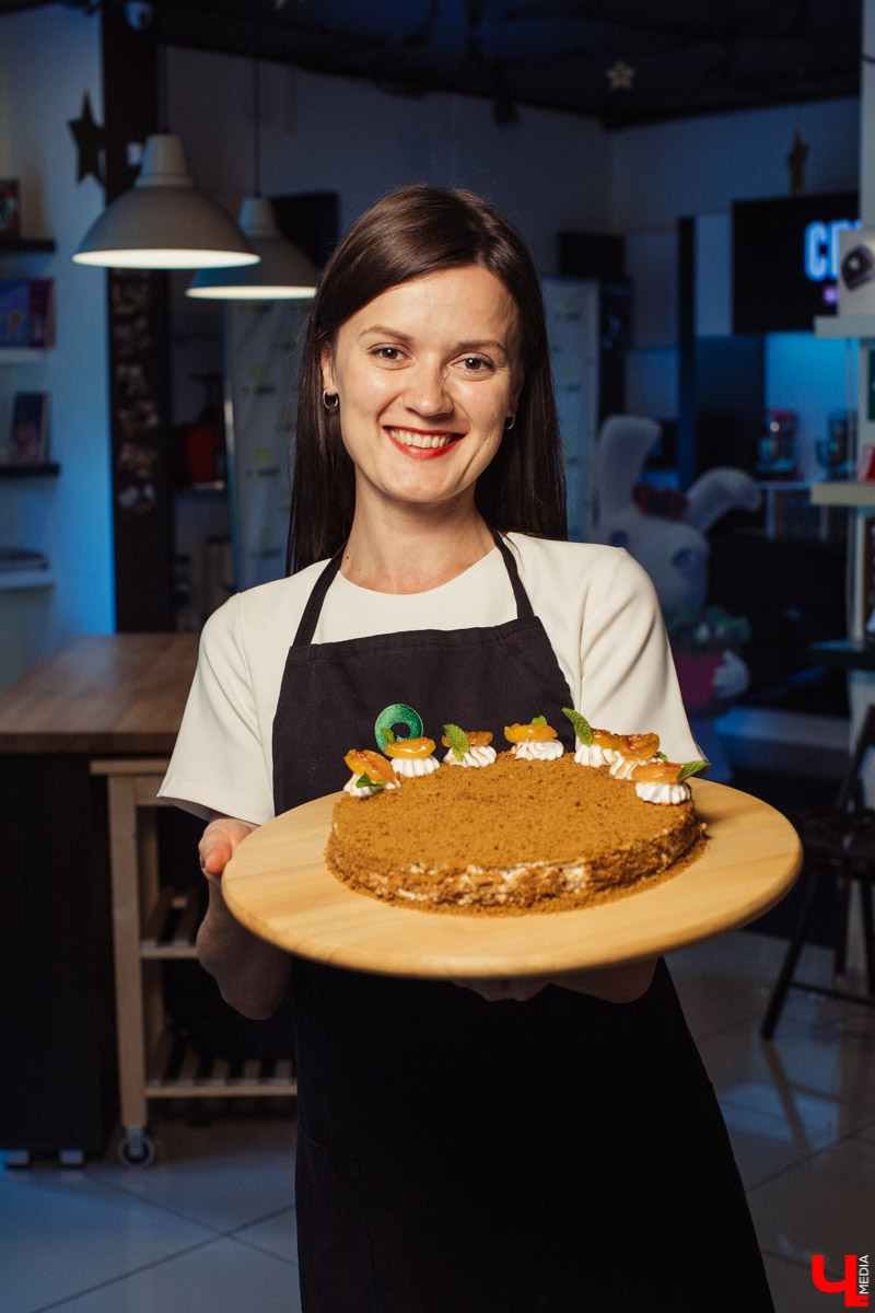 Семья Орловских испекла “Медовик” с владимирским крыжовником и экобананами из Эквадора.