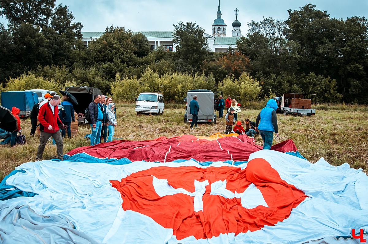 В Суздале состоялось открытие фестиваля воздухоплавания “Золотое кольцо России”. 6 аэростатов полетели над городом вечером, еще 15 - утром.
