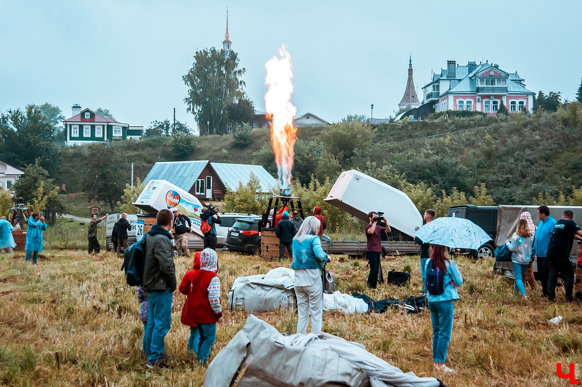 В Суздале состоялось открытие фестиваля воздухоплавания “Золотое кольцо России”. 6 аэростатов полетели над городом вечером, еще 15 - утром.