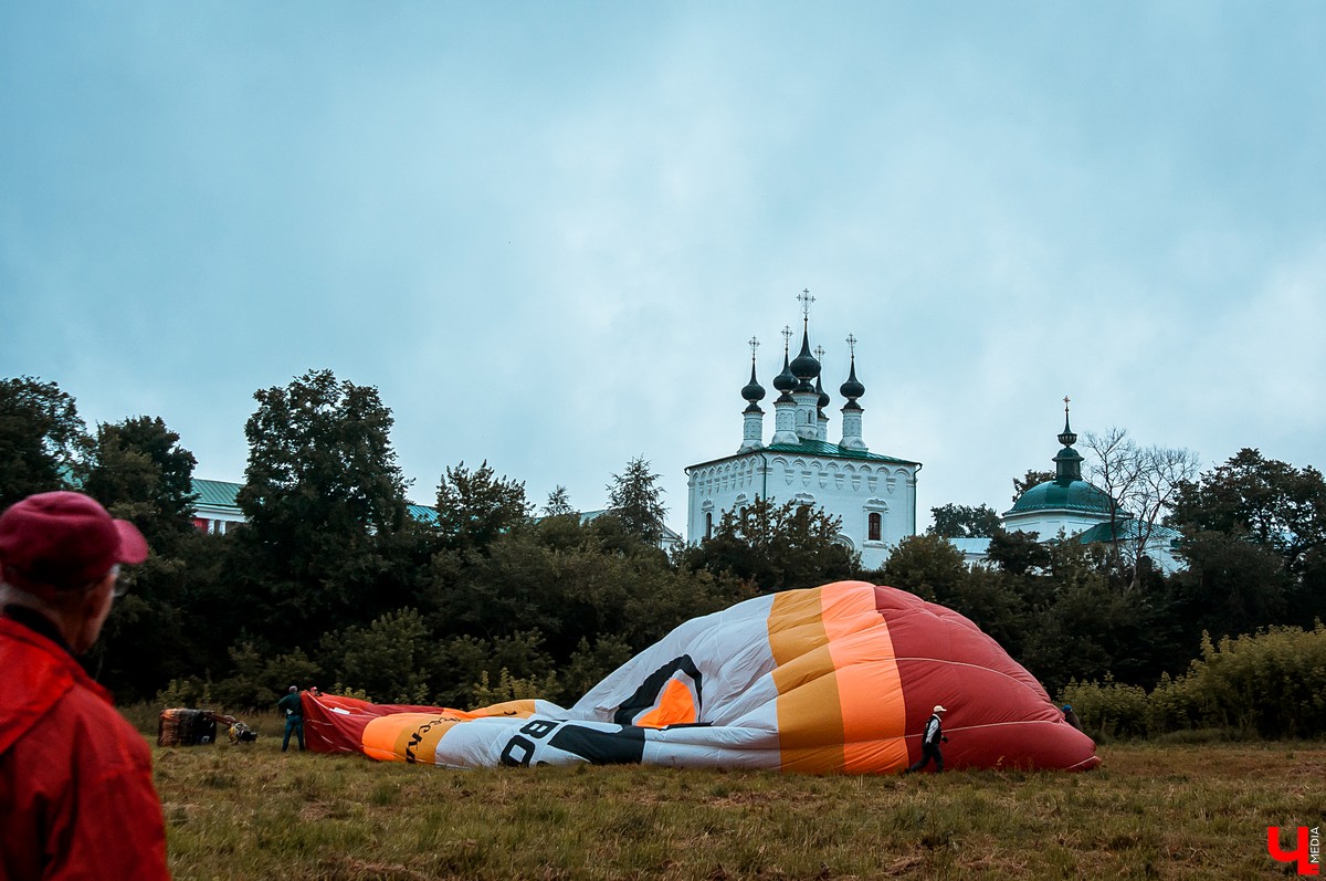 В Суздале состоялось открытие фестиваля воздухоплавания “Золотое кольцо России”. 6 аэростатов полетели над городом вечером, еще 15 - утром.
