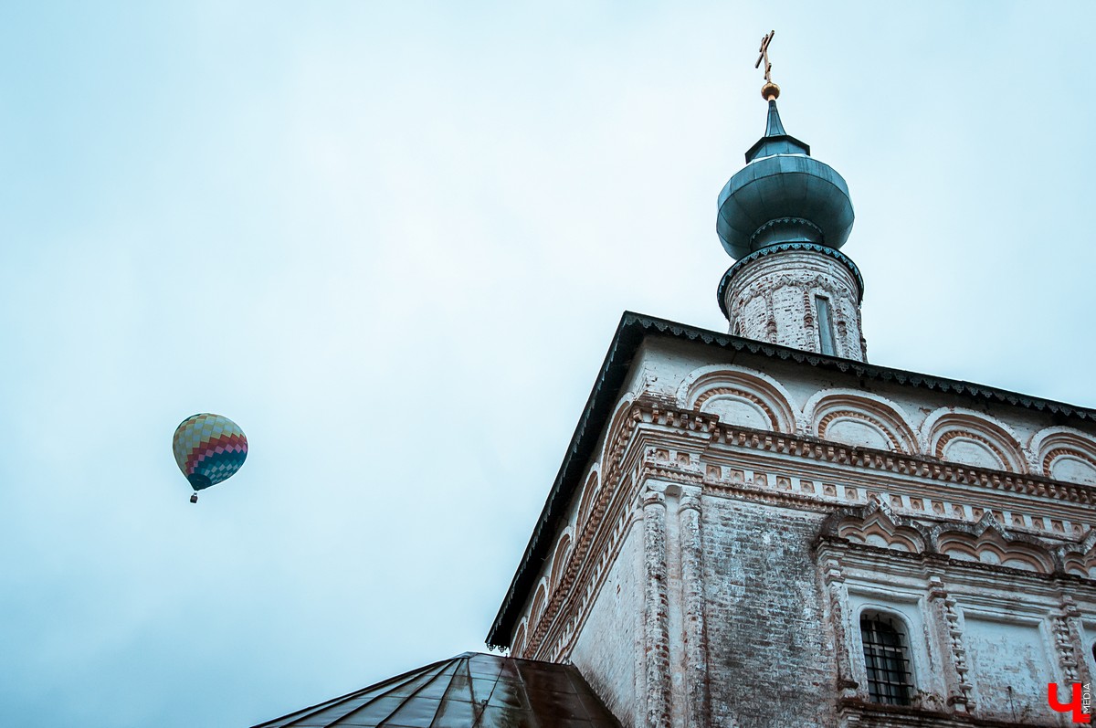 В Суздале состоялось открытие фестиваля воздухоплавания “Золотое кольцо России”. 6 аэростатов полетели над городом вечером, еще 15 - утром.