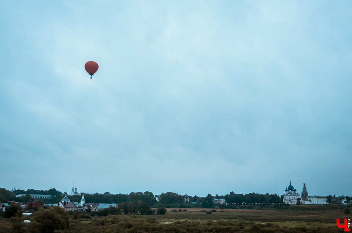 В Суздале состоялось открытие фестиваля воздухоплавания “Золотое кольцо России”. 6 аэростатов полетели над городом вечером, еще 15 - утром.