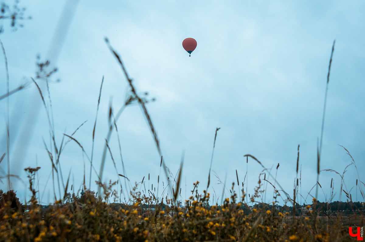 В Суздале состоялось открытие фестиваля воздухоплавания “Золотое кольцо России”. 6 аэростатов полетели над городом вечером, еще 15 - утром.
