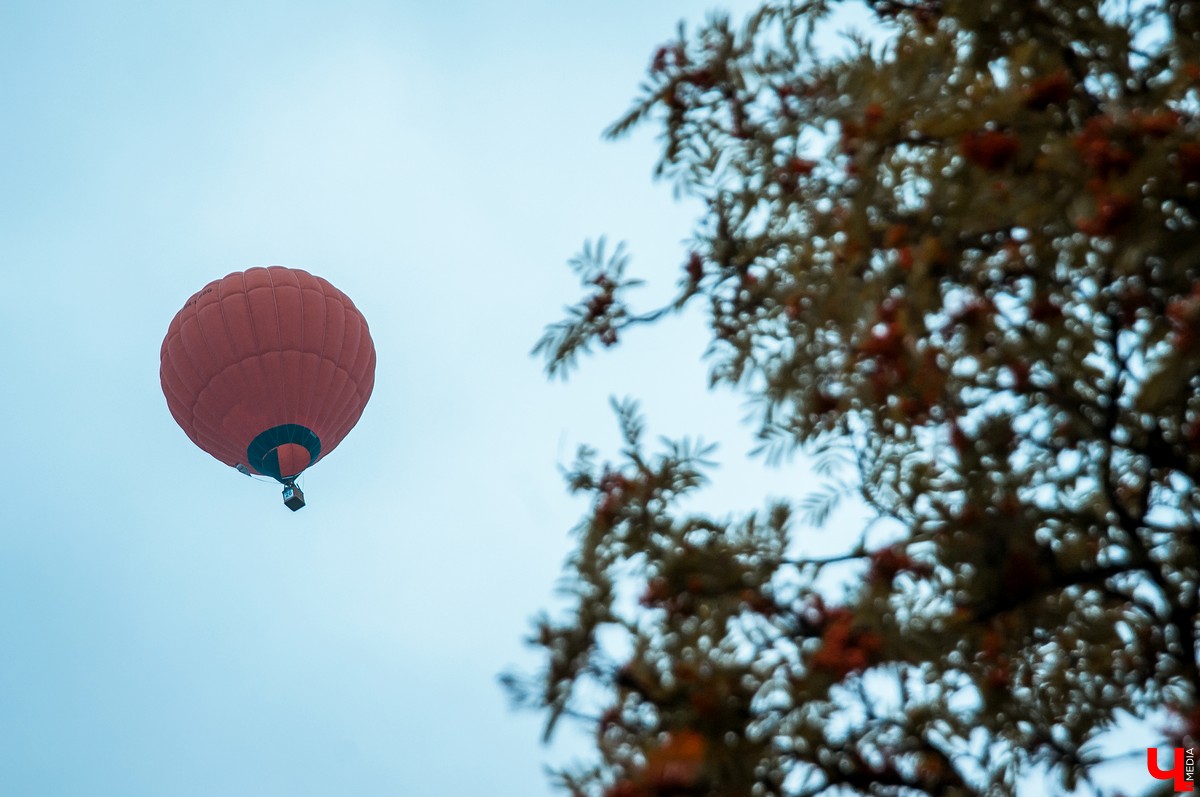В Суздале состоялось открытие фестиваля воздухоплавания “Золотое кольцо России”. 6 аэростатов полетели над городом вечером, еще 15 - утром.