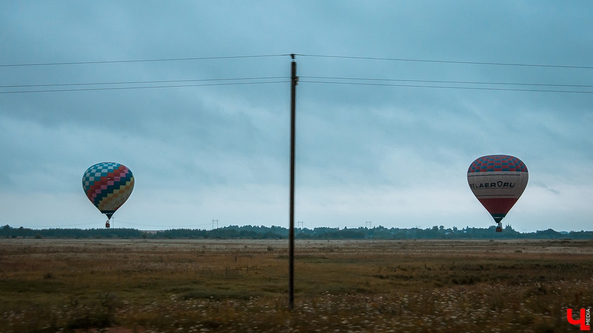 В Суздале состоялось открытие фестиваля воздухоплавания “Золотое кольцо России”. 6 аэростатов полетели над городом вечером, еще 15 - утром.