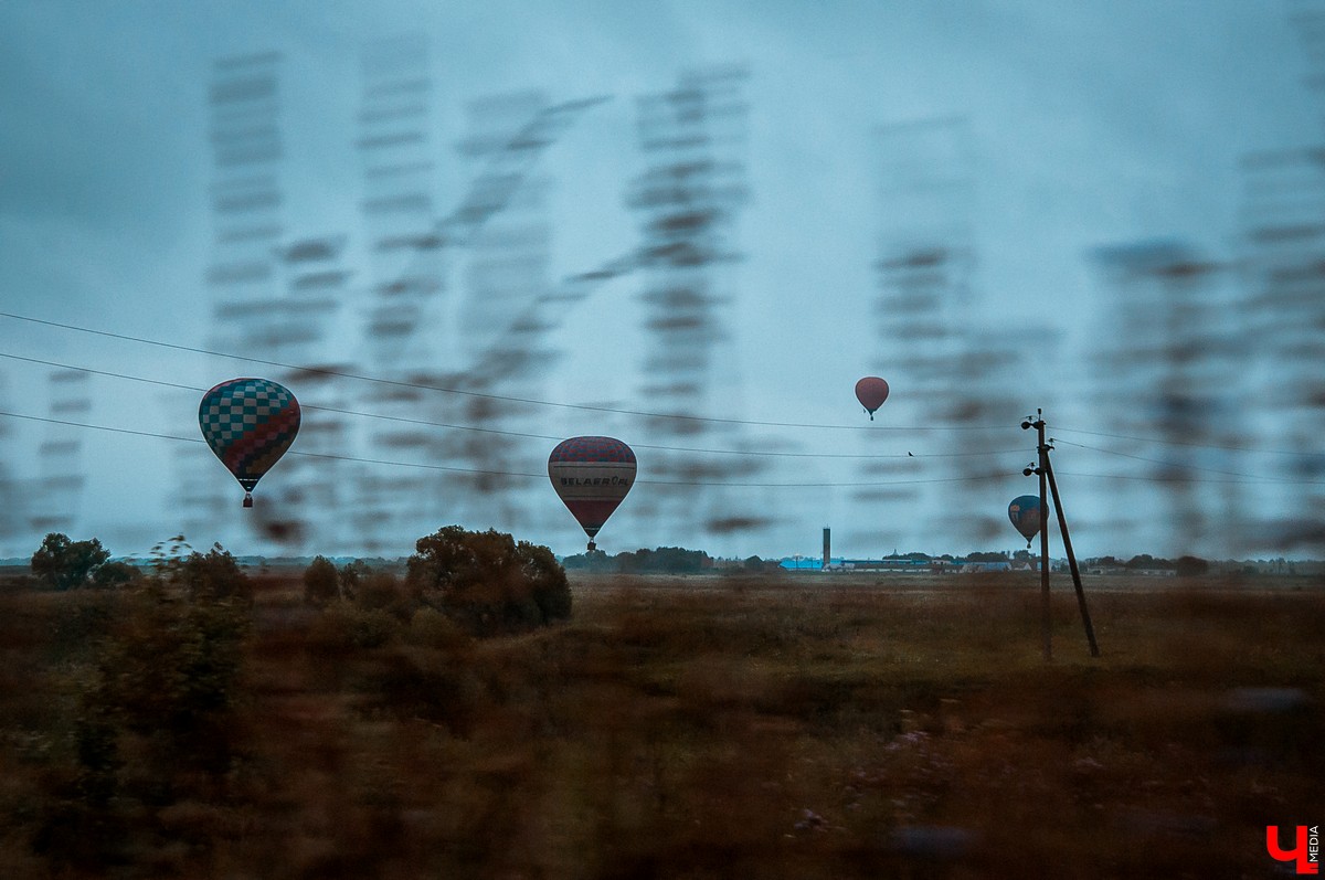 В Суздале состоялось открытие фестиваля воздухоплавания “Золотое кольцо России”. 6 аэростатов полетели над городом вечером, еще 15 - утром.