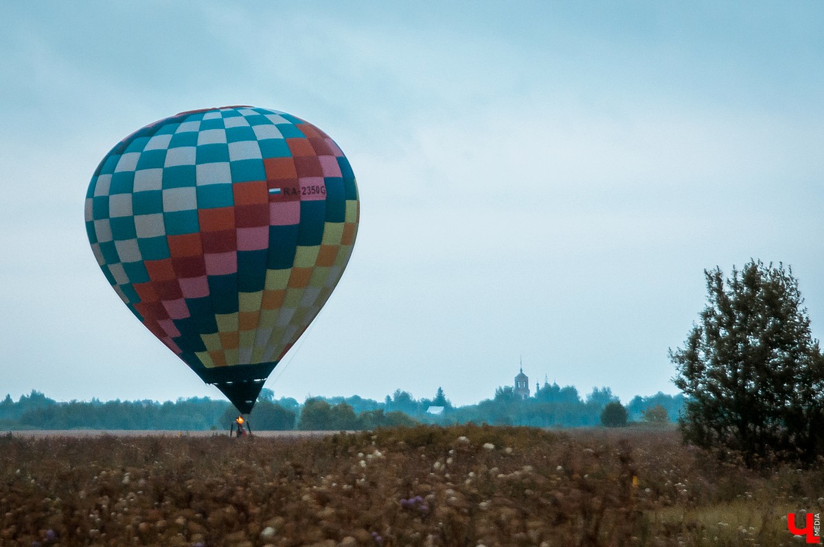 В Суздале состоялось открытие фестиваля воздухоплавания “Золотое кольцо России”. 6 аэростатов полетели над городом вечером, еще 15 - утром.