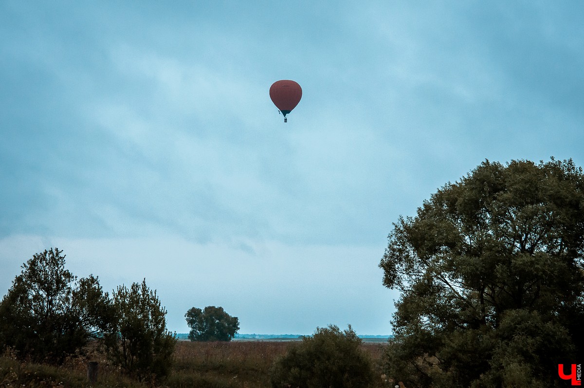 В Суздале состоялось открытие фестиваля воздухоплавания “Золотое кольцо России”. 6 аэростатов полетели над городом вечером, еще 15 - утром.