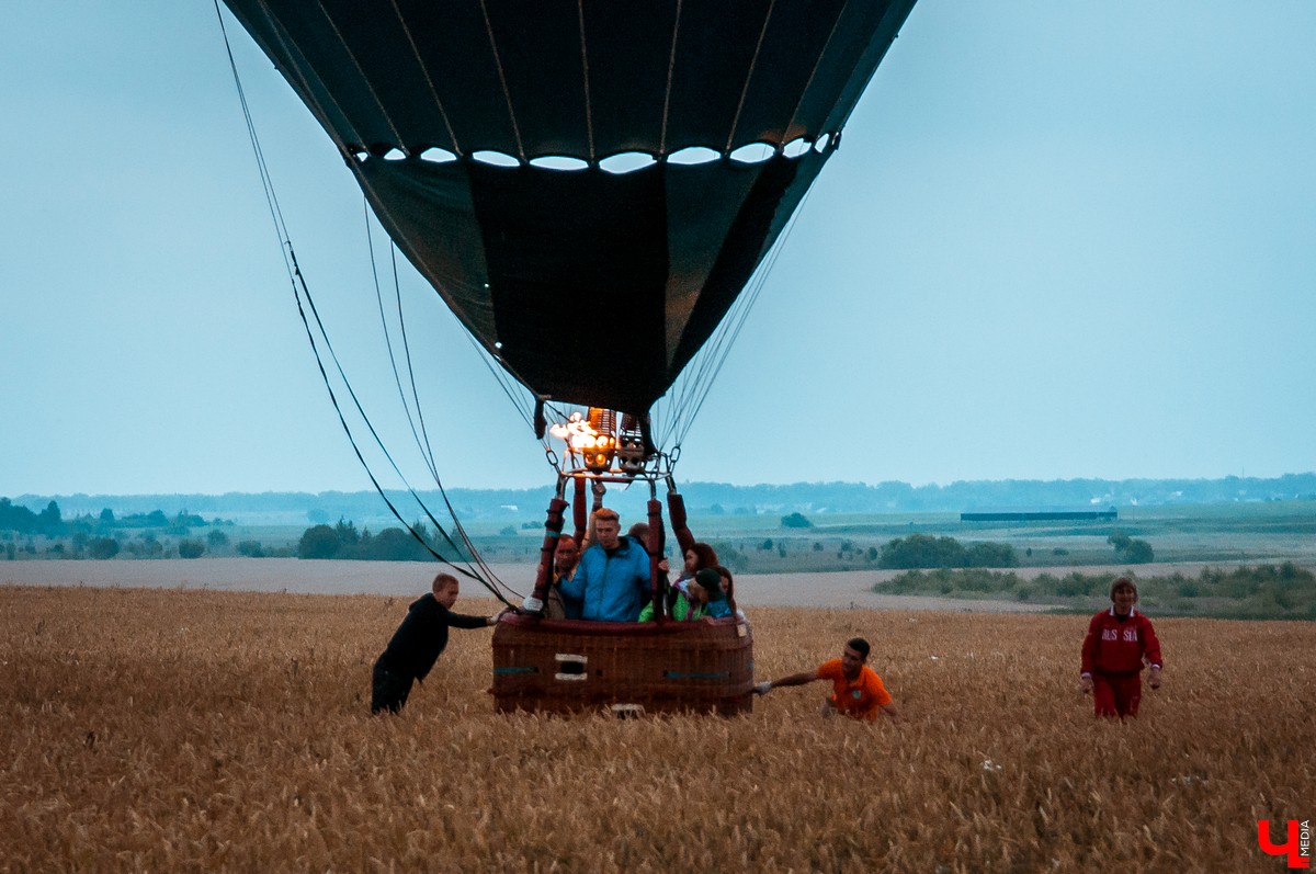 В Суздале состоялось открытие фестиваля воздухоплавания “Золотое кольцо России”. 6 аэростатов полетели над городом вечером, еще 15 - утром.
