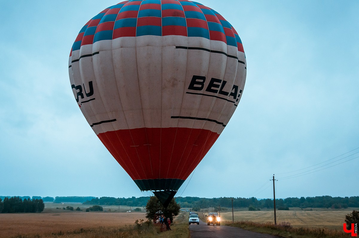 В Суздале состоялось открытие фестиваля воздухоплавания “Золотое кольцо России”. 6 аэростатов полетели над городом вечером, еще 15 - утром.