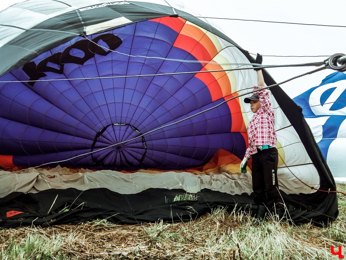 В Суздале состоялось открытие фестиваля воздухоплавания “Золотое кольцо России”. 6 аэростатов полетели над городом вечером, еще 15 - утром.