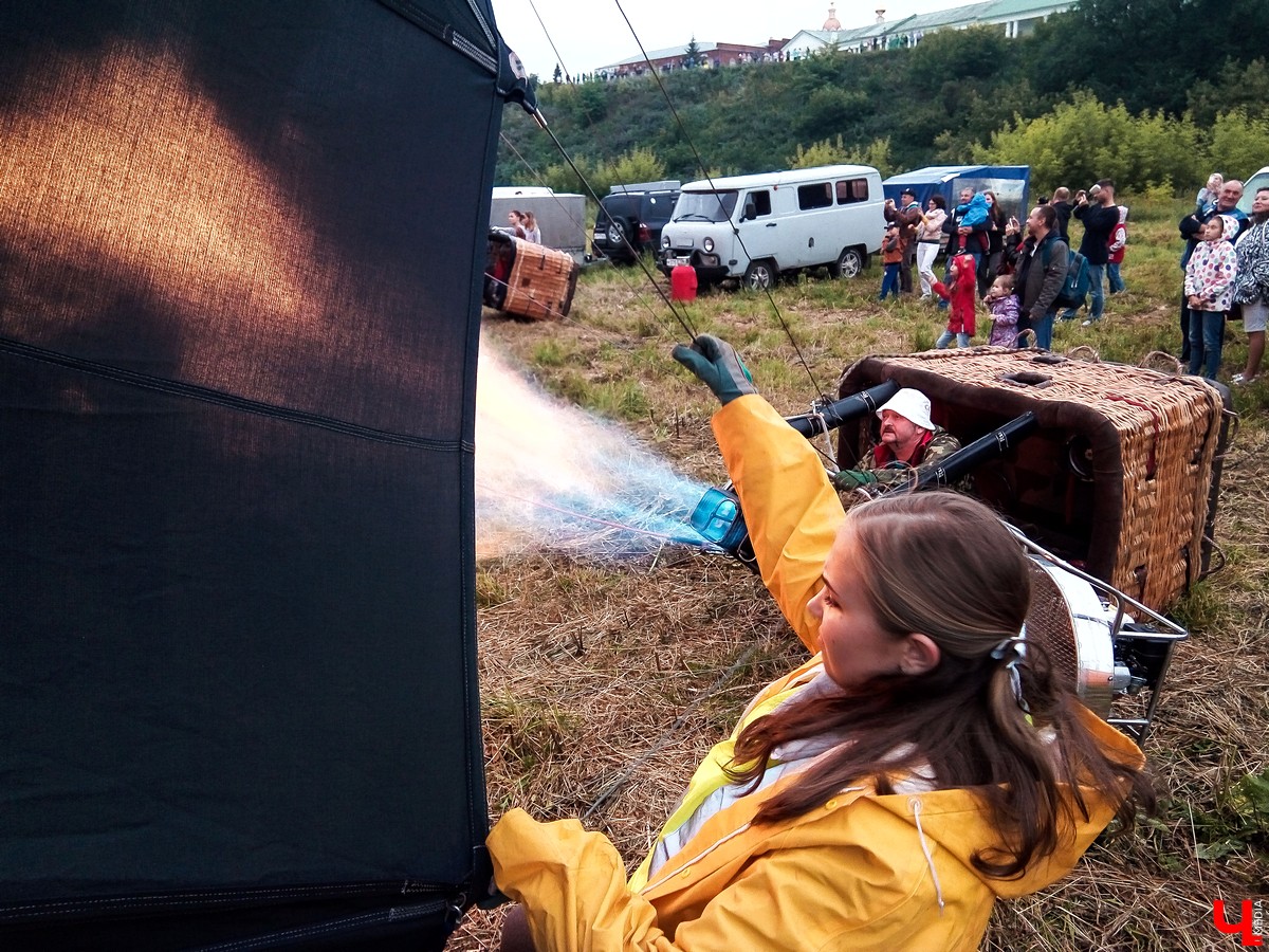 В Суздале состоялось открытие фестиваля воздухоплавания “Золотое кольцо России”. 6 аэростатов полетели над городом вечером, еще 15 - утром.