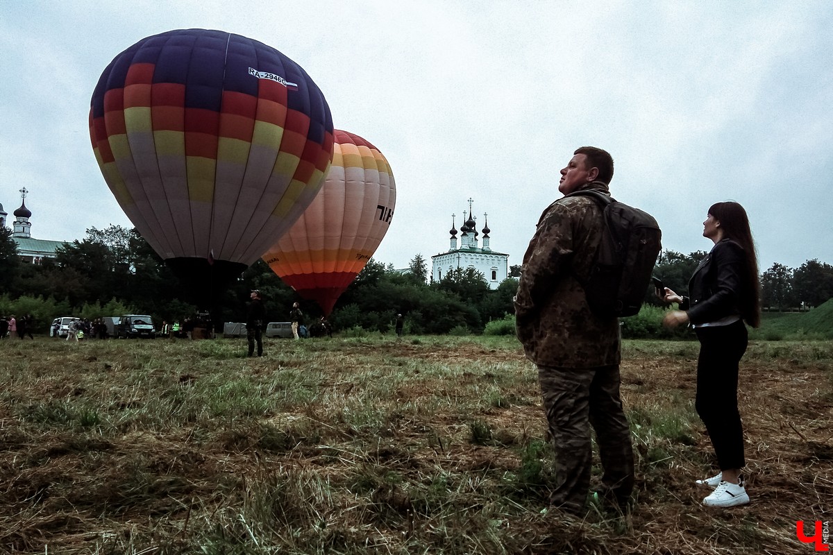 В Суздале состоялось открытие фестиваля воздухоплавания “Золотое кольцо России”. 6 аэростатов полетели над городом вечером, еще 15 - утром.