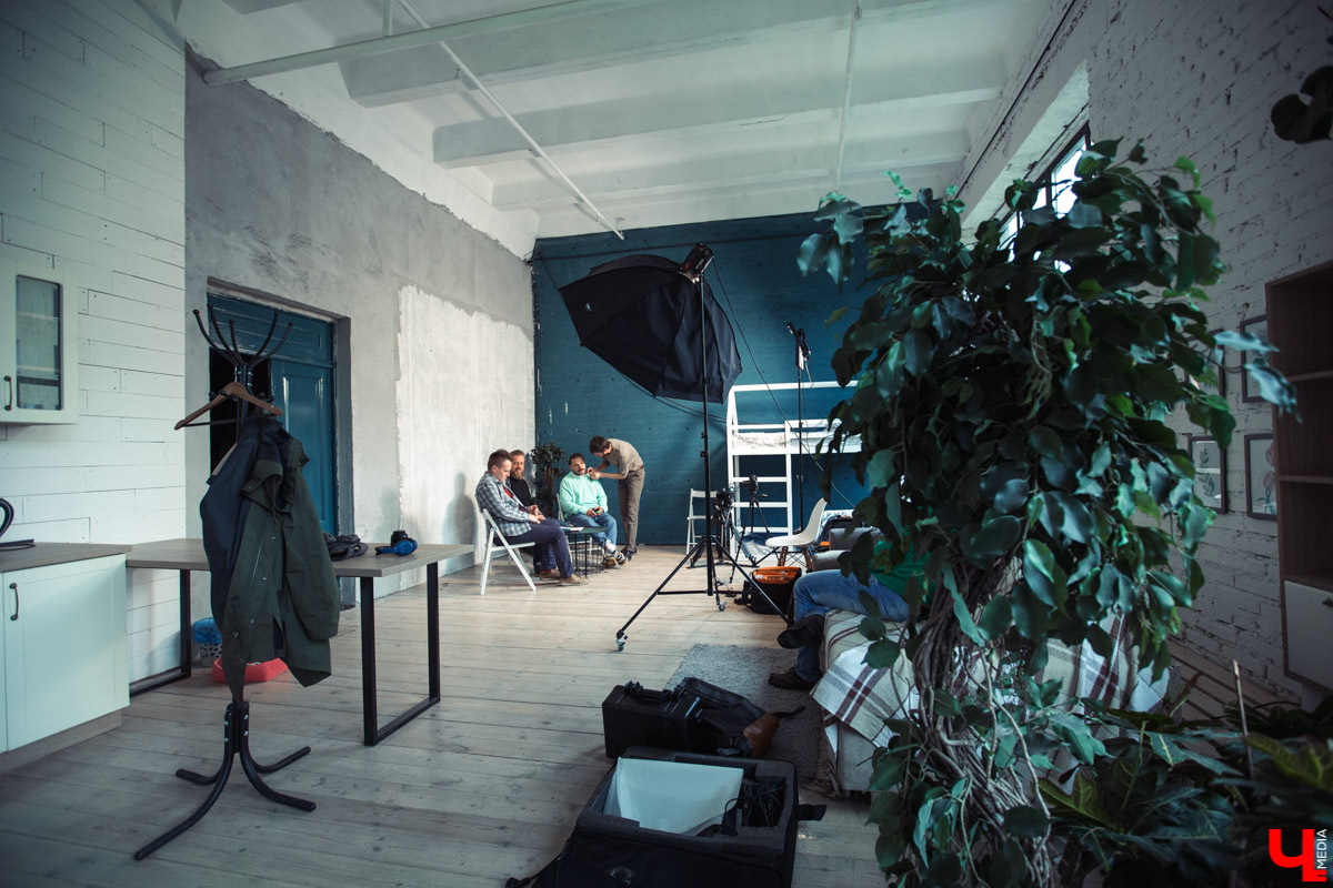 Барбер Леонид Беляев, директор IT компании Алексей Шишкин и журналист Дмитрий Резников снимают видеоблог для YouTube о жизни во Владимире.