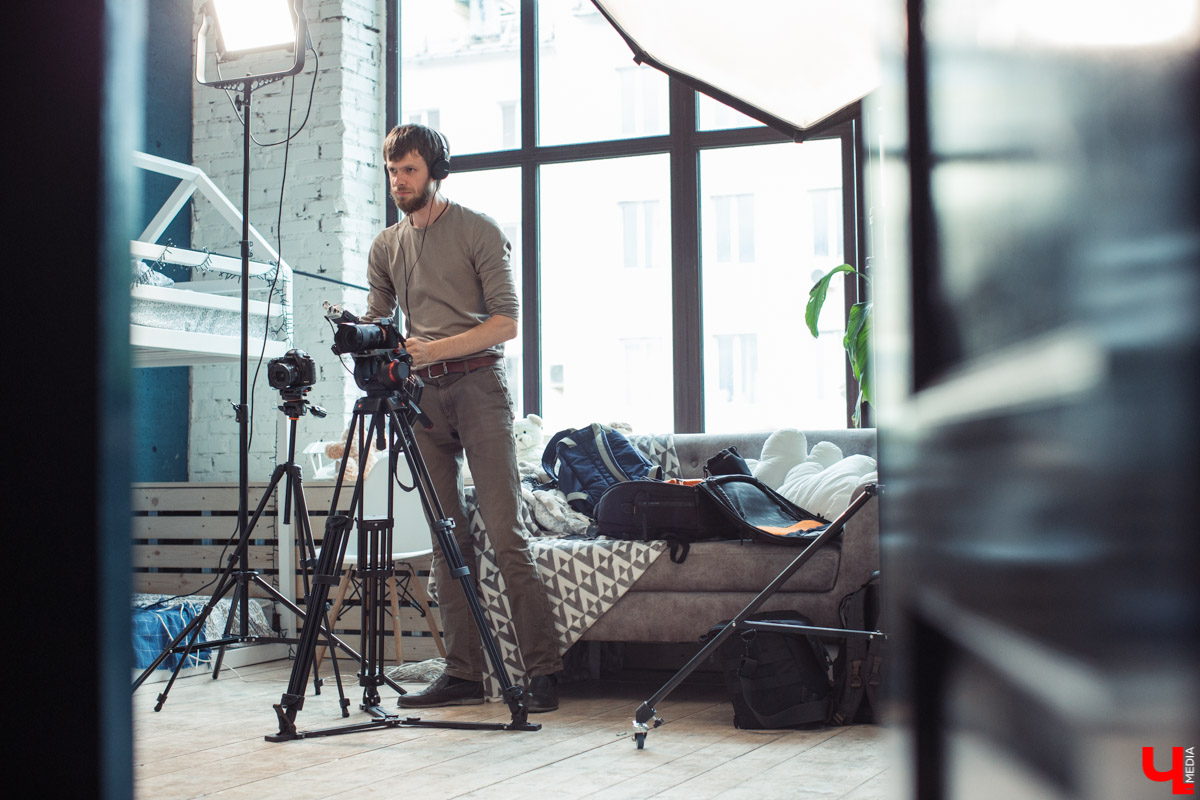 Барбер Леонид Беляев, директор IT компании Алексей Шишкин и журналист Дмитрий Резников снимают видеоблог для YouTube о жизни во Владимире.