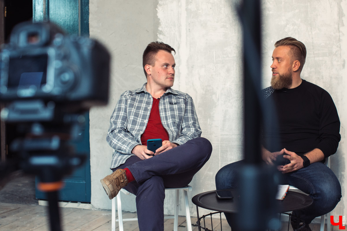 Барбер Леонид Беляев, директор IT компании Алексей Шишкин и журналист Дмитрий Резников снимают видеоблог для YouTube о жизни во Владимире.