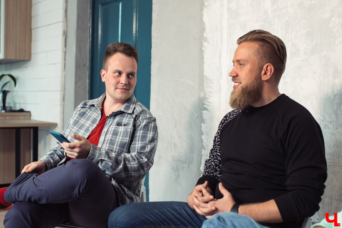 Барбер Леонид Беляев, директор IT компании Алексей Шишкин и журналист Дмитрий Резников снимают видеоблог для YouTube о жизни во Владимире.