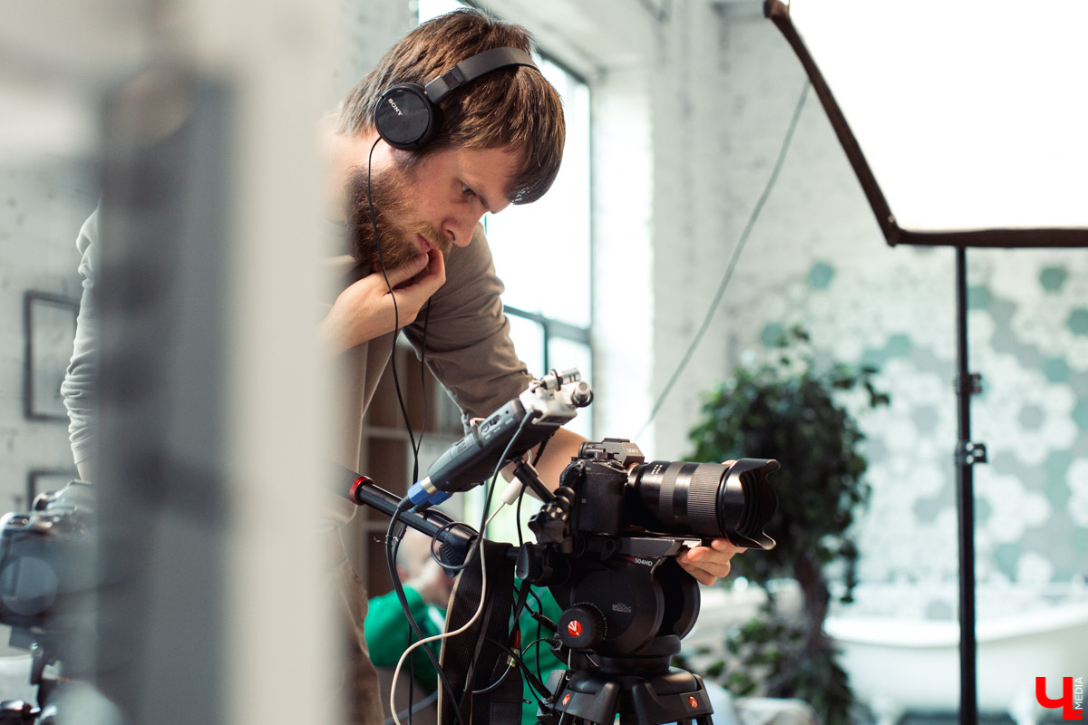 Барбер Леонид Беляев, директор IT компании Алексей Шишкин и журналист Дмитрий Резников снимают видеоблог для YouTube о жизни во Владимире.