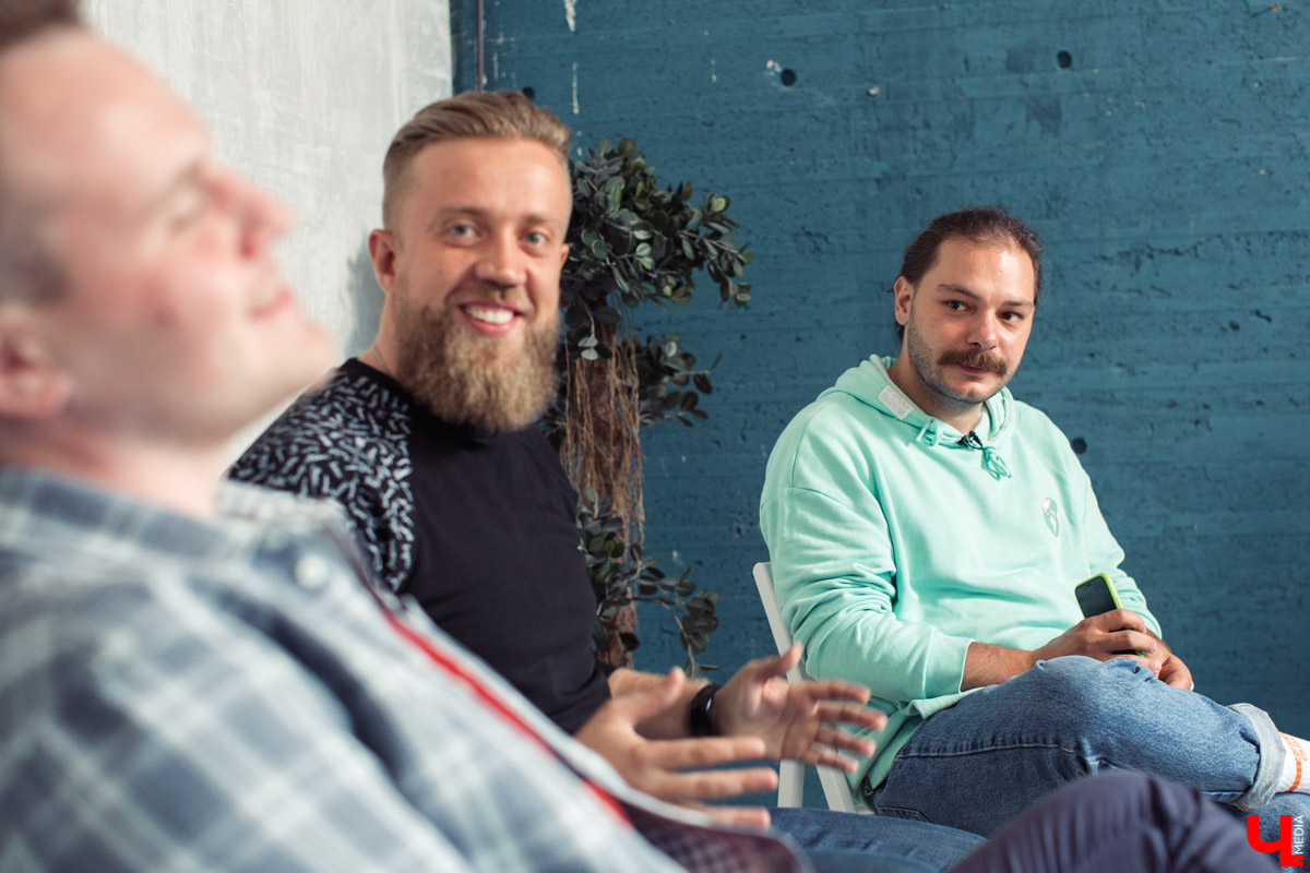 Барбер Леонид Беляев, директор IT компании Алексей Шишкин и журналист Дмитрий Резников снимают видеоблог для YouTube о жизни во Владимире.