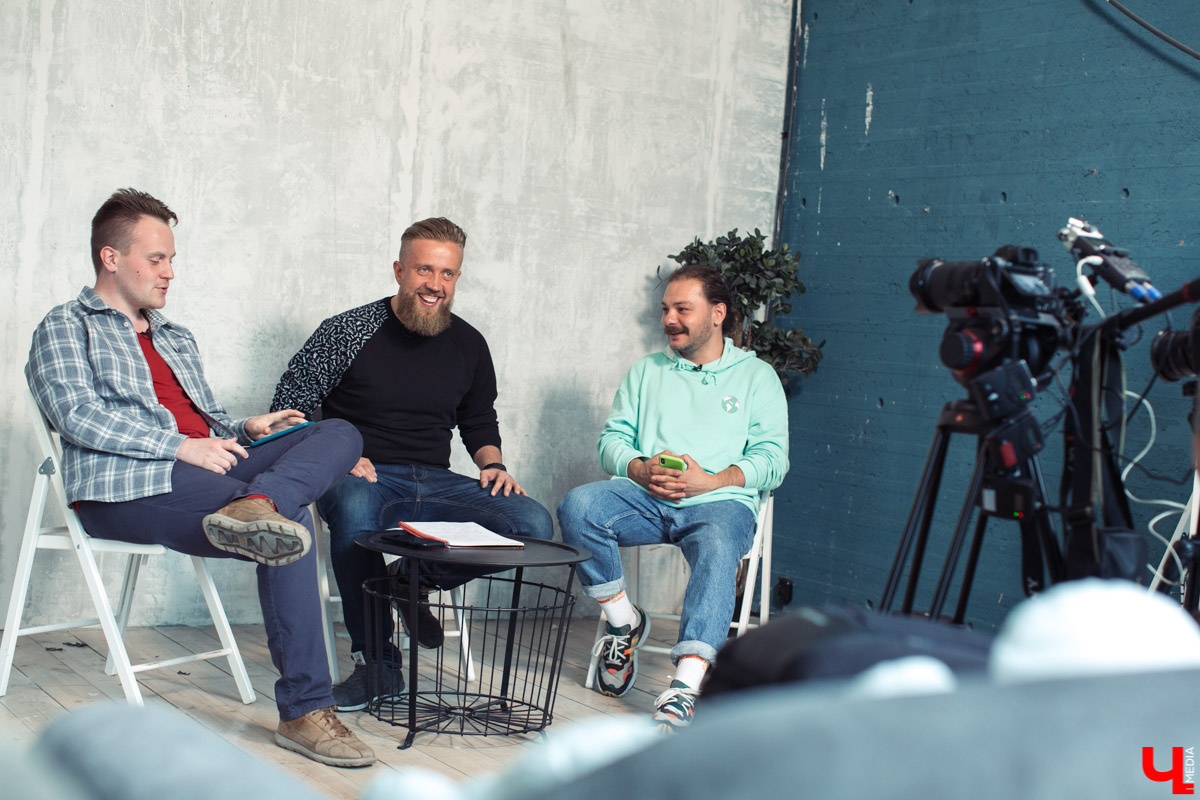 Барбер Леонид Беляев, директор IT компании Алексей Шишкин и журналист Дмитрий Резников снимают видеоблог для YouTube о жизни во Владимире.