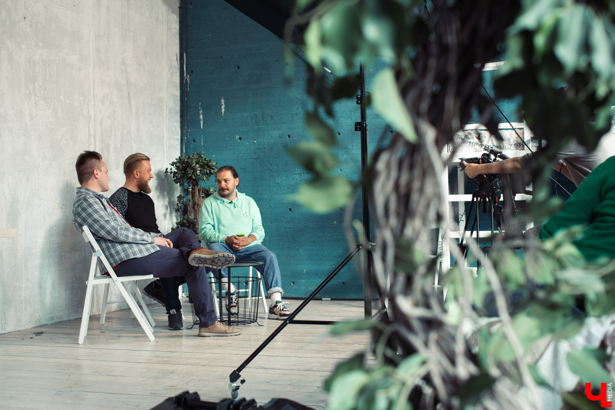 Барбер Леонид Беляев, директор IT компании Алексей Шишкин и журналист Дмитрий Резников снимают видеоблог для YouTube о жизни во Владимире.