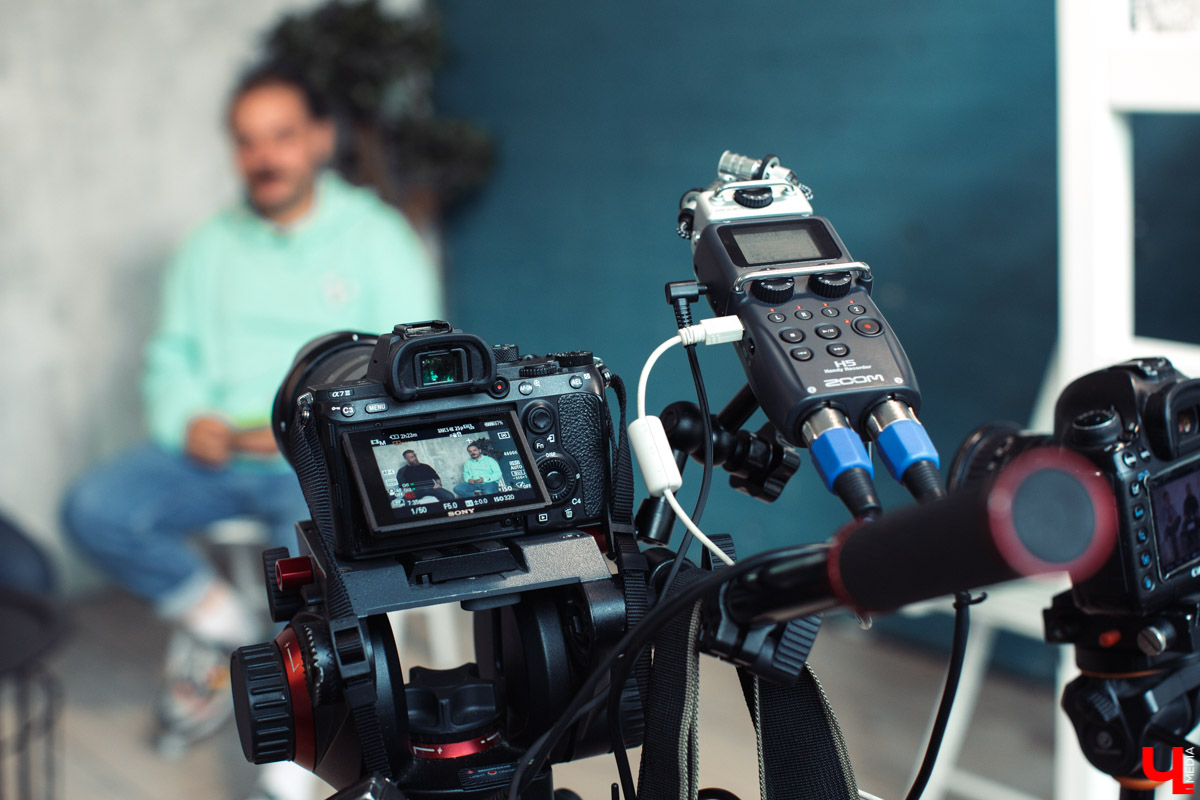 Барбер Леонид Беляев, директор IT компании Алексей Шишкин и журналист Дмитрий Резников снимают видеоблог для YouTube о жизни во Владимире.