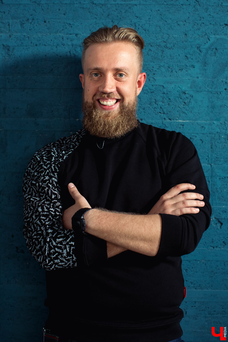 Барбер Леонид Беляев, директор IT компании Алексей Шишкин и журналист Дмитрий Резников снимают видеоблог для YouTube о жизни во Владимире.