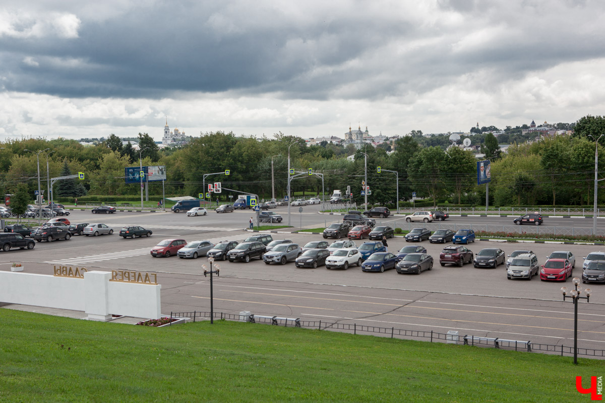 Во Владимире установили 2,5 км ограждений рядом с перекрестками. Это сделано для повышения безопасности дорожного движения. Но есть у ноу-хау серьезные минусы. Мы попросили архитекторов предложить альтернативные способы.