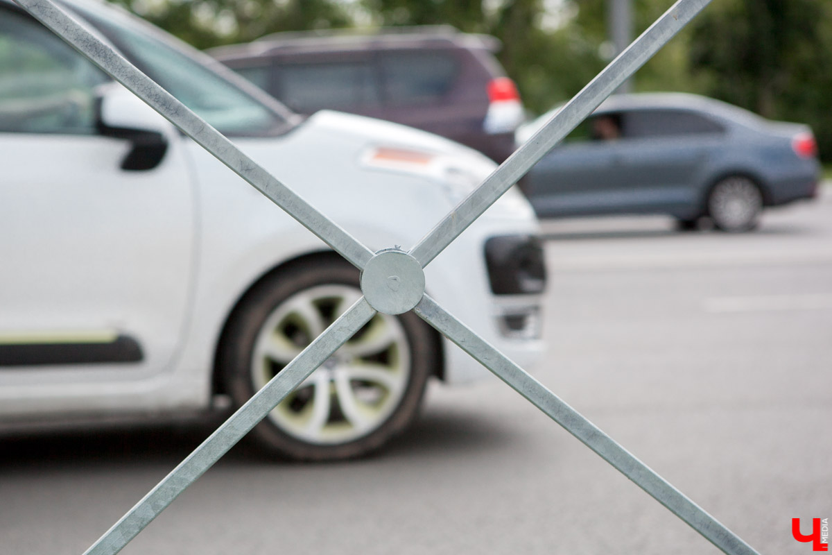 Во Владимире установили 2,5 км ограждений рядом с перекрестками. Это сделано для повышения безопасности дорожного движения. Но есть у ноу-хау серьезные минусы. Мы попросили архитекторов предложить альтернативные способы.