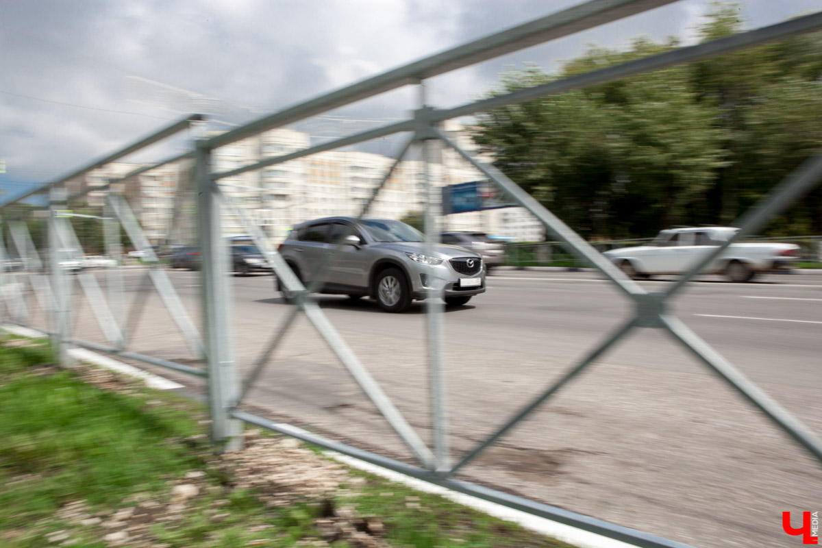 Во Владимире установили 2,5 км ограждений рядом с перекрестками. Это сделано для повышения безопасности дорожного движения. Но есть у ноу-хау серьезные минусы. Мы попросили архитекторов предложить альтернативные способы.