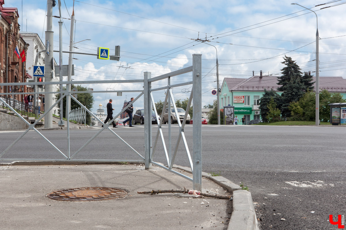 Во Владимире установили 2,5 км ограждений рядом с перекрестками. Это сделано для повышения безопасности дорожного движения. Но есть у ноу-хау серьезные минусы. Мы попросили архитекторов предложить альтернативные способы.
