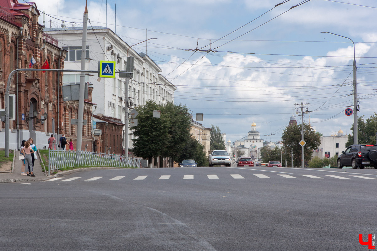 Во Владимире установили 2,5 км ограждений рядом с перекрестками. Это сделано для повышения безопасности дорожного движения. Но есть у ноу-хау серьезные минусы. Мы попросили архитекторов предложить альтернативные способы.