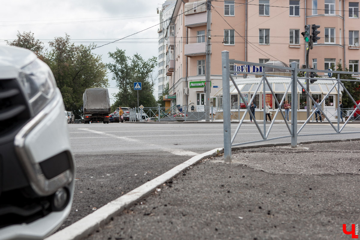 Во Владимире установили 2,5 км ограждений рядом с перекрестками. Это сделано для повышения безопасности дорожного движения. Но есть у ноу-хау серьезные минусы. Мы попросили архитекторов предложить альтернативные способы.