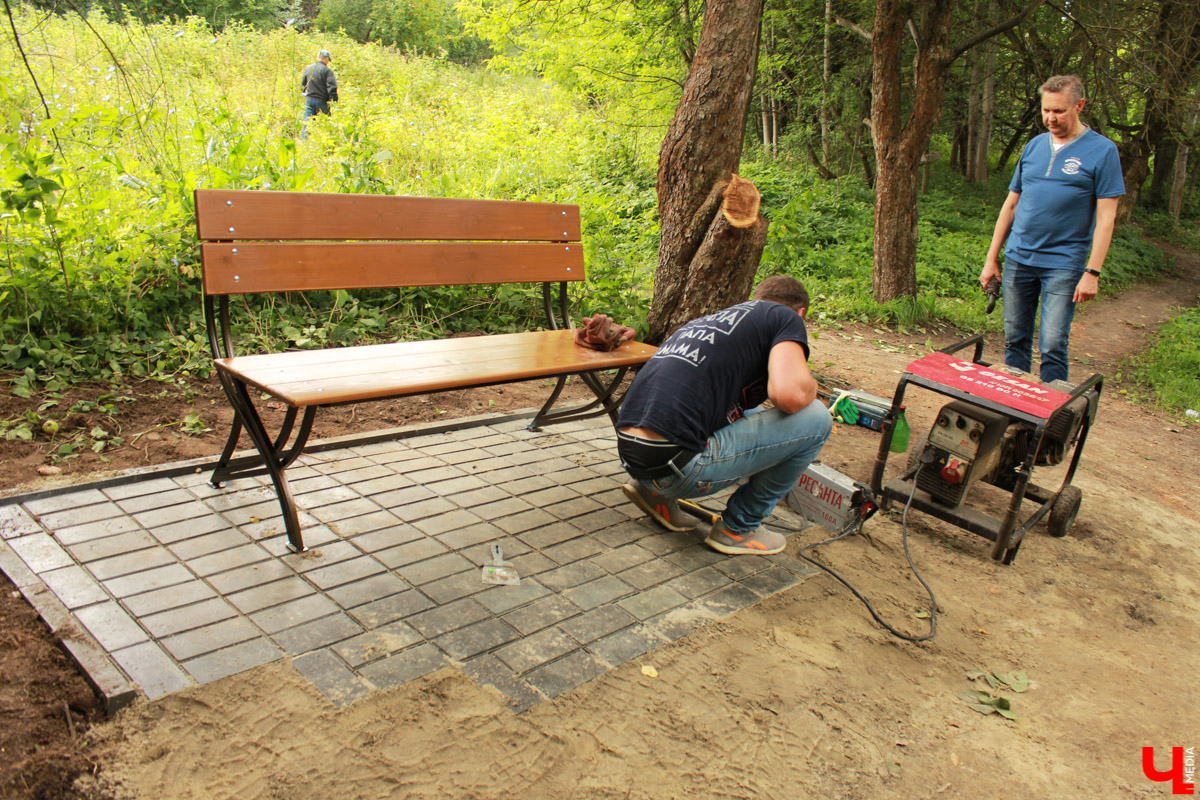 Очередной арт-субботник состоялся в парке у ДТЮ. Волонтеры установили спонсорские скамейки, собрали мусор и рассказали о перспективах благоустройства. 
