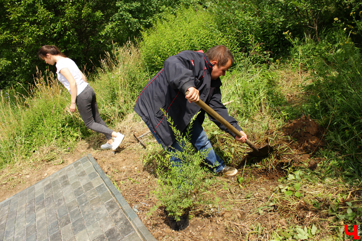 Очередной арт-субботник состоялся в парке у ДТЮ. Волонтеры установили спонсорские скамейки, собрали мусор и рассказали о перспективах благоустройства. 