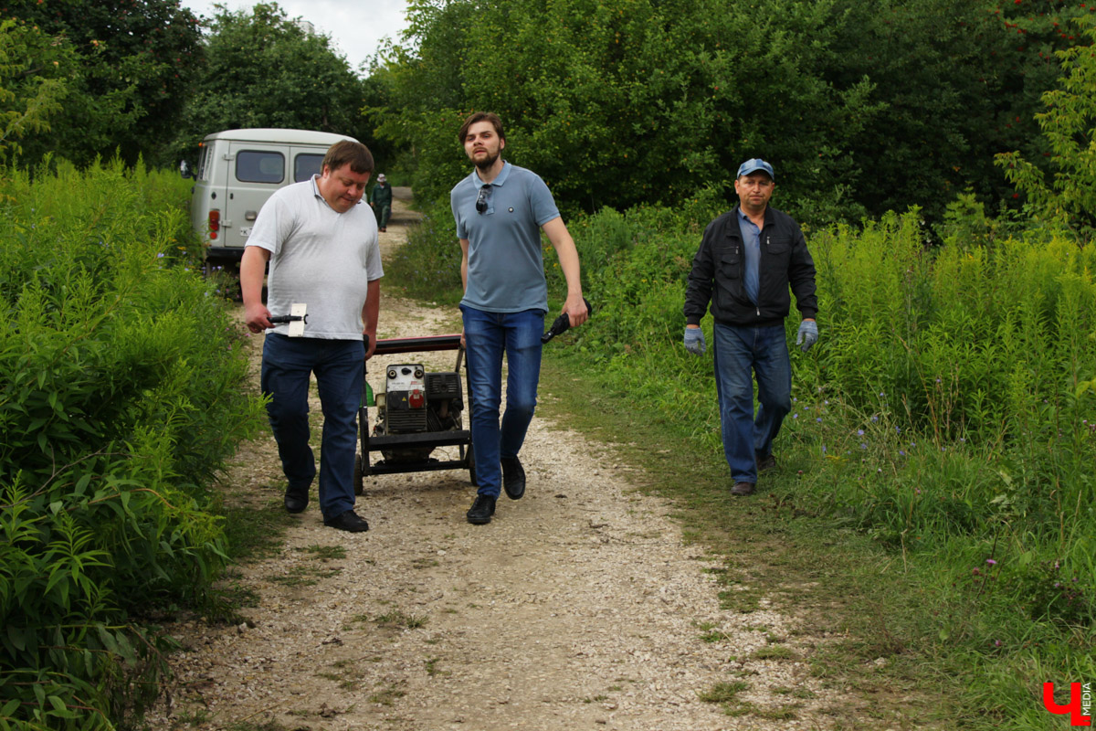 Очередной арт-субботник состоялся в парке у ДТЮ. Волонтеры установили спонсорские скамейки, собрали мусор и рассказали о перспективах благоустройства. 