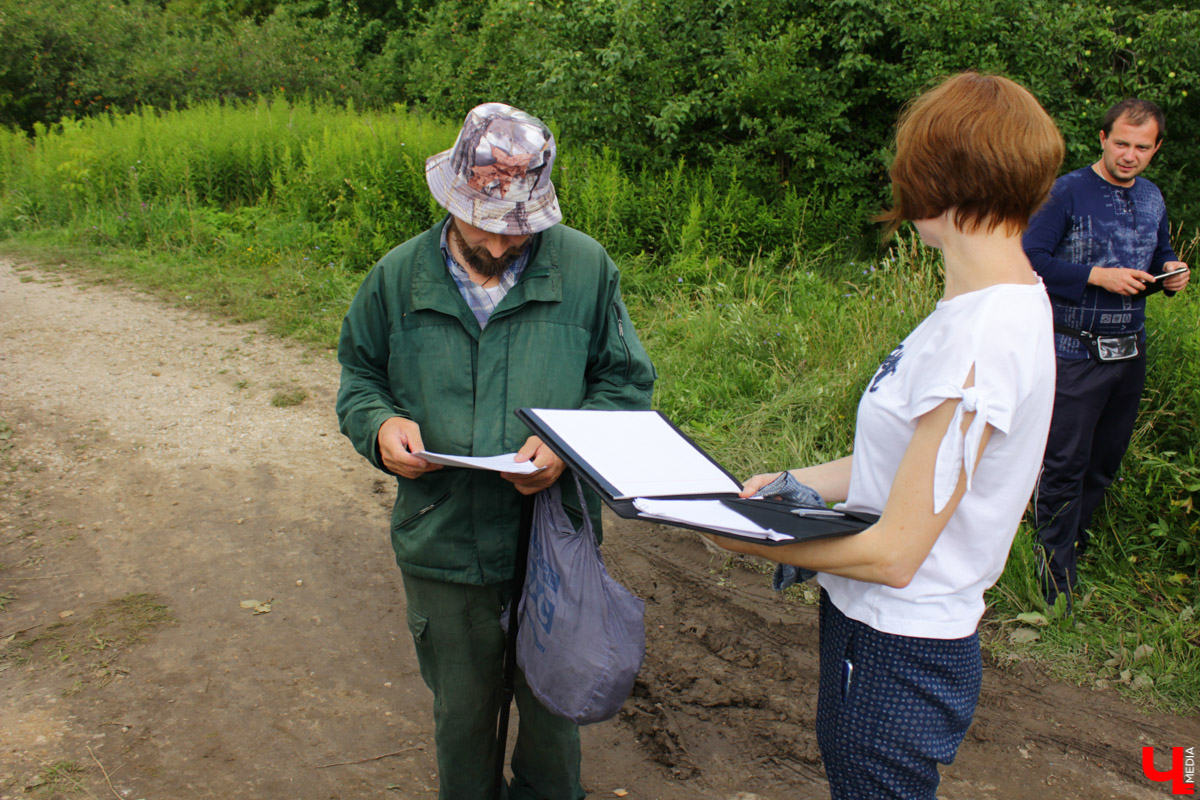 Очередной арт-субботник состоялся в парке у ДТЮ. Волонтеры установили спонсорские скамейки, собрали мусор и рассказали о перспективах благоустройства. 